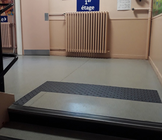 Photo avant escalier accès réfectoire