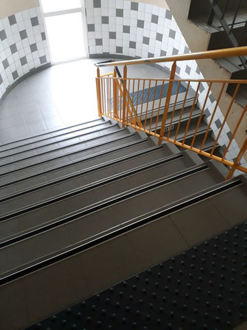 Nez de marche plat P40 pour escalier intérieur