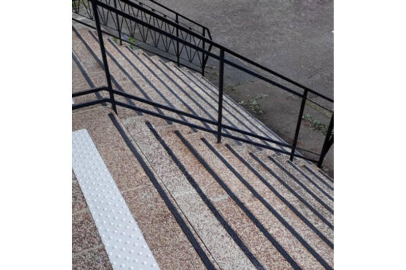 GOGAGO Protecteur de Bord d'escalier en Forme de L, Nez de Marche en  Vinyle, Bordure d'escalier Auto-adhésive, antidérapante et imperméable, 60  × 30