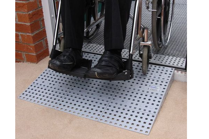Rampe d'accès modulaire et enroulable Roll Up Handicat, handicaps et aides  techniques