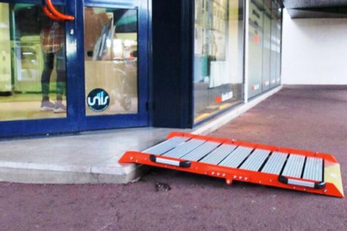 Rampe accessibilité pliante en aluminium 80 cm de large pour PMR et handicap en ERP – Image 3