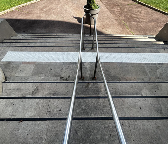 dalle-podotactile-methacrylate-et-nez-de-marche-resine-thermocollée