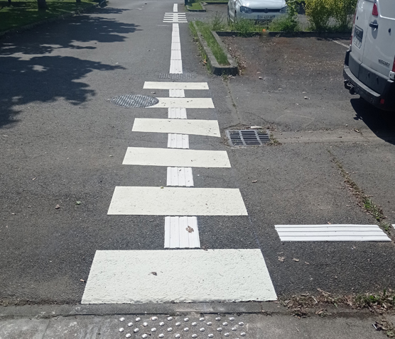 Bande-de-guidage-et-passage-piétons-et-clous-inox-304