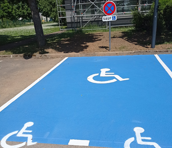 Place-PMR-avec-peinture-bleu-polykolor-et-logo-PMR-et-panneau
