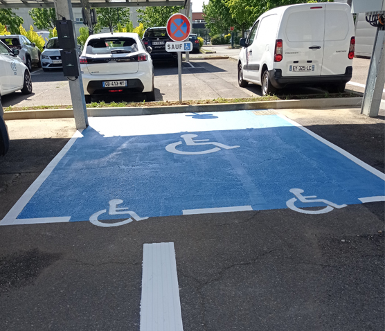 place-PMR-et-bande-de-guidage