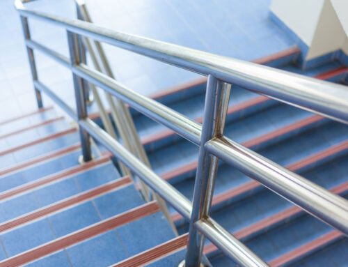 Les mains courantes d’escalier et accessibilité ERP : un équipement indispensable et réglementaire