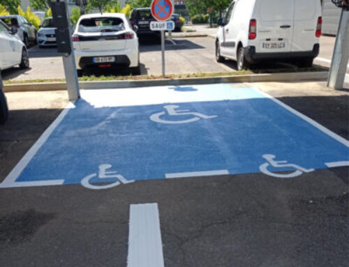 Réglementation des bandes de guidage et des places PMR : un pilier de l’accessibilité